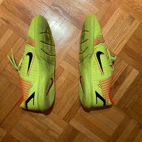 Nike Girls Indoor Soccer Shoes size 4.5 Y - Picture 2 of 5